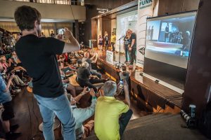 Während des Funkkontaktes gab es viele Zuhörer in der Aula. (Foto: dpa)
