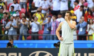 Für Torwart Manuel Neuer aus war die Niederlage auch ein Schock. Er will aber weitermachen. (Foto: dpa)