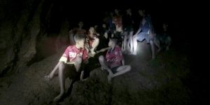 Viele Tage hatten die Jungen der Fußball-Mannschaft auf Hilfe gewartet. (Foto: dpa)