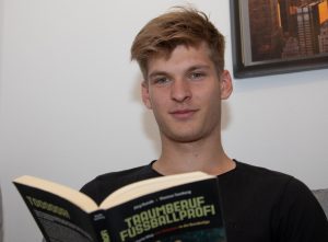 Auch Freizeit ist wichtig in einem voll gepackten Sport-Alltag. Dominik liest gerne. (Foto: Uwe Weiser)