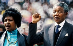 13.02.1990, Südafrika, Johannesburg: Nelson Mandela, Freiheitskämpfer gegen die Apartheit in Südafrika, und seine Frau Winnie Mandela (r) stehen während einer «Willkommen Zuhause»-Demonstration anlässlich seiner Freilassung aus dem Gefängnis in Soweto. (Foto: dpa)