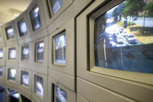 In der Verkehrsleitzentrale gibt es unzählige Bildschirme, die den Verkehr auf den Straßen zeigen. (Foto: Thomas Banneyer)