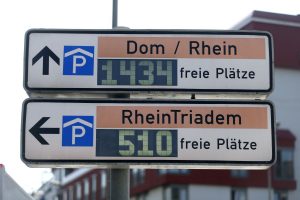 Auch die Anzeigen der Parkhäuser werden von der Verkehrsleitzentrale aktualisiert. (Foto: Thomas Banneyer)