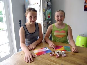 Mit diesen bunt bedruckten Klebebändern wollen die Geschwister Mia und Ella ihre Schulsachen verschönern. (Foto: Claudia Bonati/dpa)