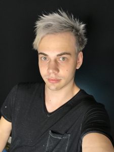 Kristian ist Cosplayer und investiert jede Menge in sein Hobby. 