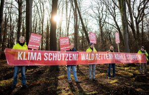 Sie haben den Kampf verloren: Demonstranten versuchten bis zuletzt den Hambacher Forst zu schützen. (Foto: dpa)