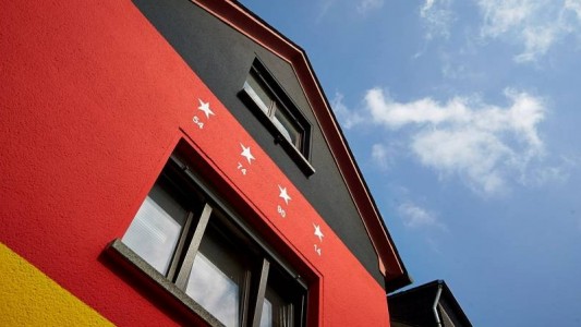 Haus in schwarz, rot, gold