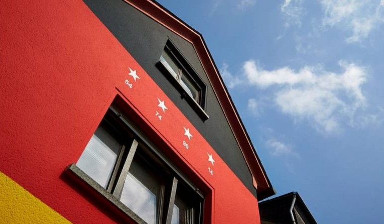 Haus in schwarz, rot, gold