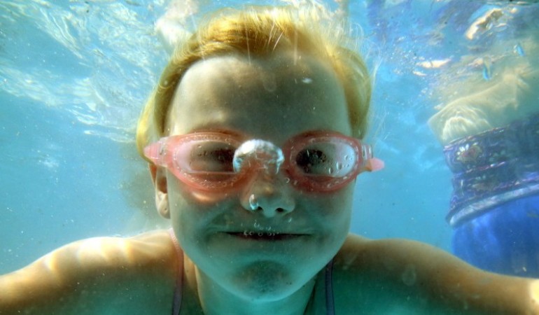 Warum bekommt man im Sommer hellere Haare?