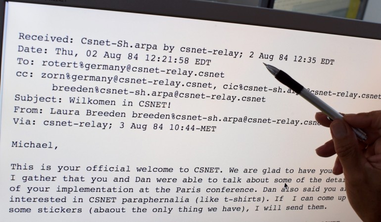 Wann wurde die erste E-Mail verschickt?