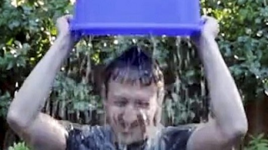 Warum schütten sich Promis Eiswasser über den Kopf?