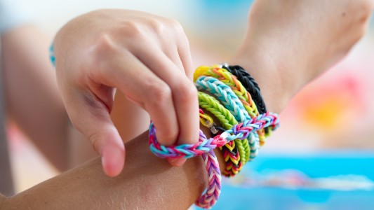 Loom-Bänder erobern die Schulhöfe