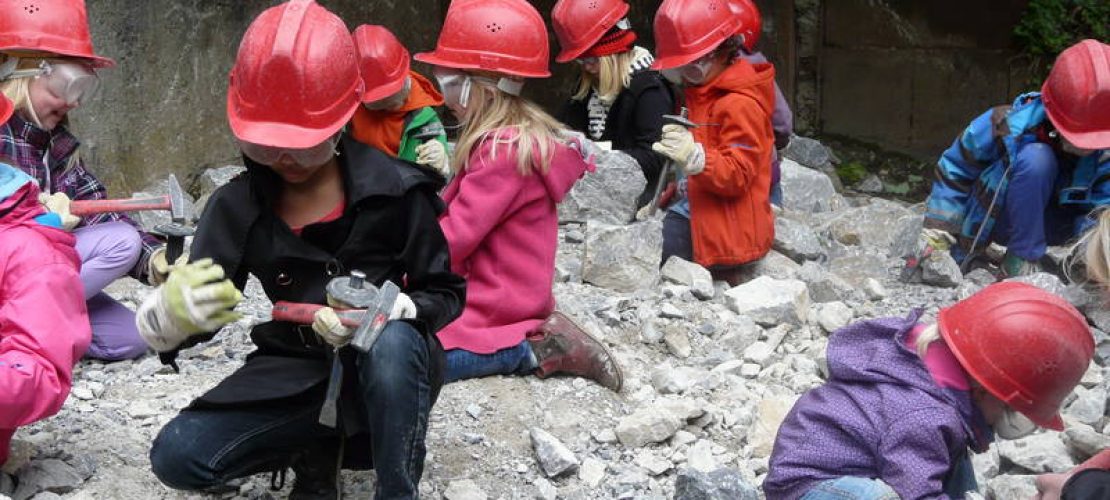 Auf dem Klopfplatz in Wülfrath darfst du auch nach Fossilien suchen. (Foto: Zeittunnel Wülfrath)