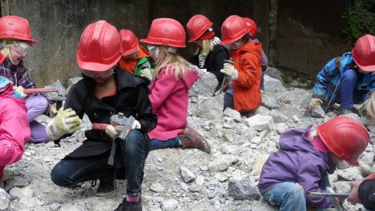 Auf dem Klopfplatz in Wülfrath darfst du auch nach Fossilien suchen. (Foto: Zeittunnel Wülfrath)