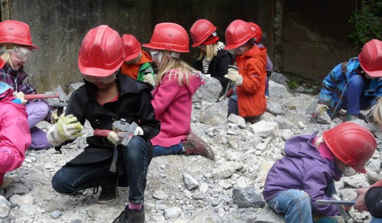 Auf dem Klopfplatz in Wülfrath darfst du auch nach Fossilien suchen. (Foto: Zeittunnel Wülfrath)