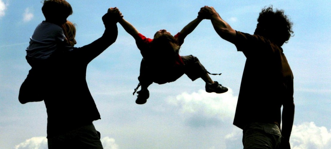Ein Ehepaar unternimmt mit seinen beiden Kindern einen Ausflug auf das Olympiagelände in München (Archivfoto vom 10.06.2006). (Foto: Frank Leonhardt/dpa)