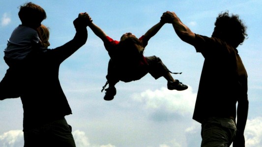 Ein Ehepaar unternimmt mit seinen beiden Kindern einen Ausflug auf das Olympiagelände in München (Archivfoto vom 10.06.2006). (Foto: Frank Leonhardt/dpa)
