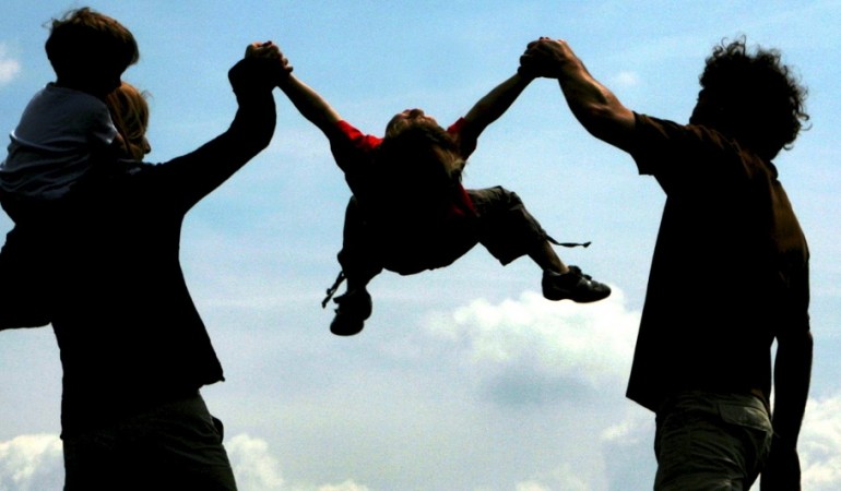 Ein Ehepaar unternimmt mit seinen beiden Kindern einen Ausflug auf das Olympiagelände in München (Archivfoto vom 10.06.2006). (Foto: Frank Leonhardt/dpa)