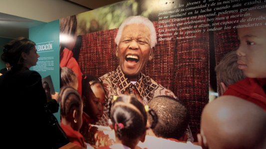 Mittlerweile gibt es Ausstellungen, Bücher und Filme über Nelson Mandela. So berühmt ist er geworden. (Foto: dpa)