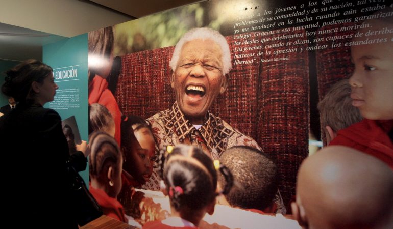Mittlerweile gibt es Ausstellungen, Bücher und Filme über Nelson Mandela. So berühmt ist er geworden. (Foto: dpa)