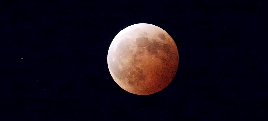 Warum leuchtet der Mond?
