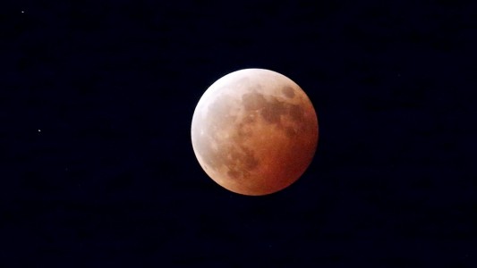Warum leuchtet der Mond?