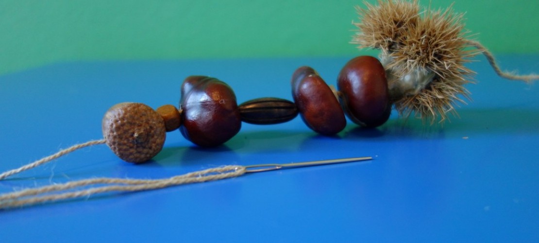 Aufgefädelter Herbst – Zimmerschmuck aus Kastanien