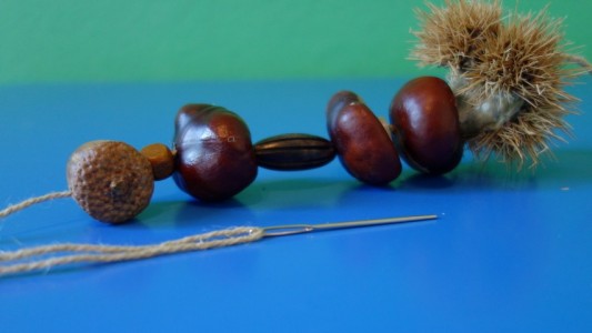 Aufgefädelter Herbst – Zimmerschmuck aus Kastanien