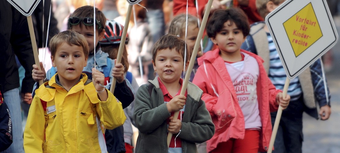 Im November 1989 hat eine große Organisation die Rechte der Kinder aufgeschrieben. Sie heißt: die Vereinten Nationen. (Foto: dpa)