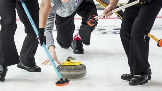 Was macht man beim Curling?