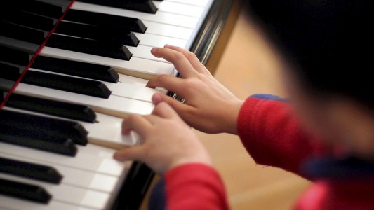 Ein sehr beliebtes Instrument: So lernst du Klavier spielen