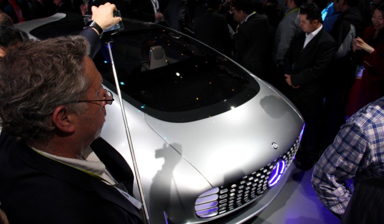 Ein schlaues Auto auf der Straße