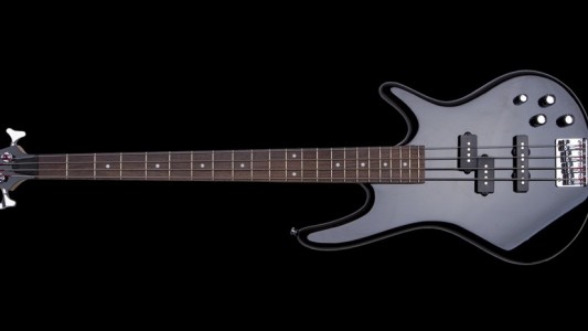 Ein Bass sieht so ähnlich aus wie eine Gitarre, hat aber nur vier Saiten. (Foto: Fotolia)