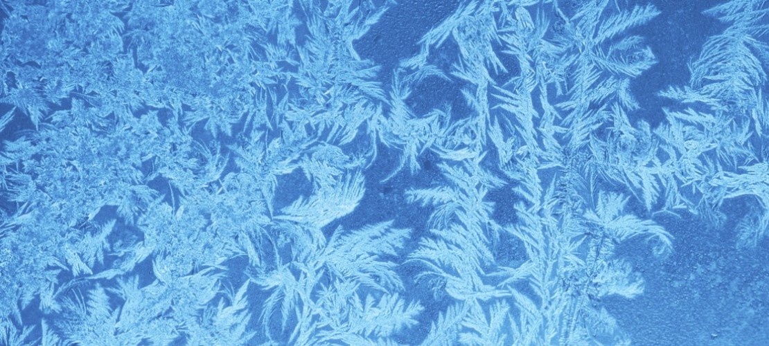 Eiskristalle haben sich am Fenster gebildet. (Foto: thinkstock)