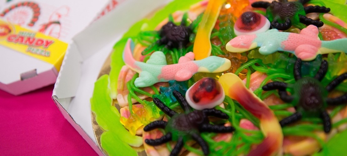 Die Dschungelpizza mit gruseligen Spinnen und Würmern aus Fruchtgummi ist auf der Süßwarenmesse sehr beliebt. (Foto: dpa)