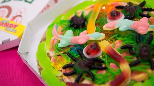 Die Dschungelpizza mit gruseligen Spinnen und Würmern aus Fruchtgummi ist auf der Süßwarenmesse sehr beliebt. (Foto: dpa)