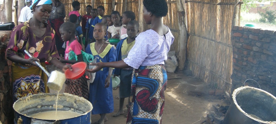 Nsima besteht aus gestampfem Mais und Wasser. Das ist allerdings nicht sehr nahrhaft. Für das Schulfrühstück gibt es deshalb eine Spezial-Mischung aus Mais, Soja und vielen Vitaminen. (Foto: dpa)