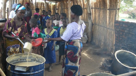 Nsima besteht aus gestampfem Mais und Wasser. Das ist allerdings nicht sehr nahrhaft. Für das Schulfrühstück gibt es deshalb eine Spezial-Mischung aus Mais, Soja und vielen Vitaminen. (Foto: dpa)