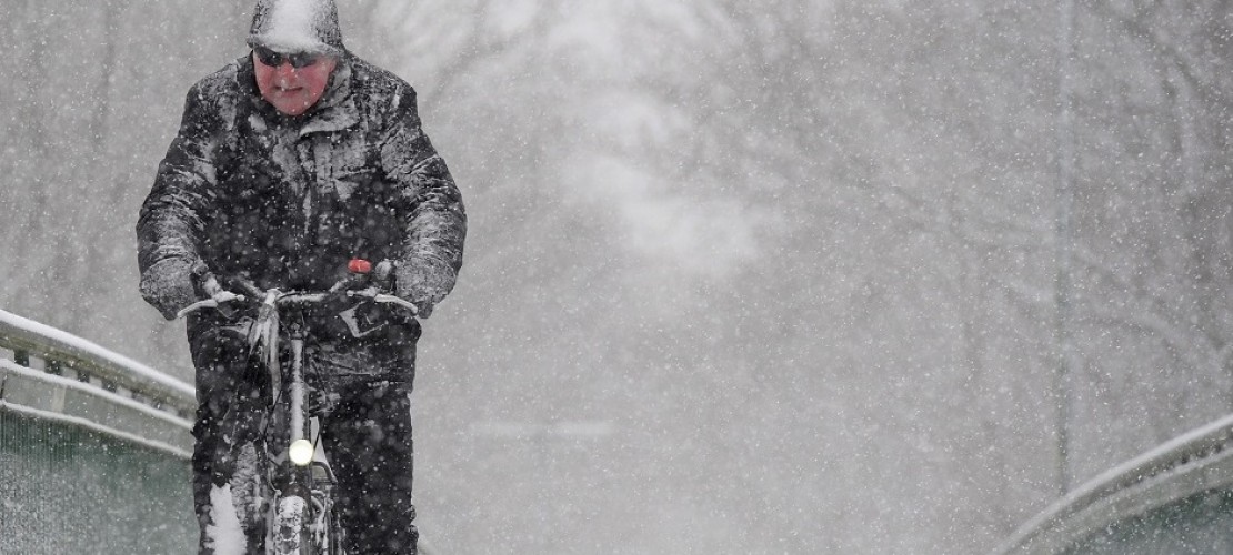 Zum Schlittenfahren wird der Schnee in den nächsten Tagen wohl kaum reichen. Die weißen Flocken tauen ganz schön schnell. (Foto: dpa)