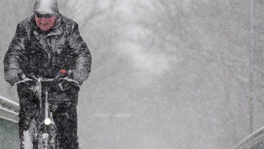 Zum Schlittenfahren wird der Schnee in den nächsten Tagen wohl kaum reichen. Die weißen Flocken tauen ganz schön schnell. (Foto: dpa)