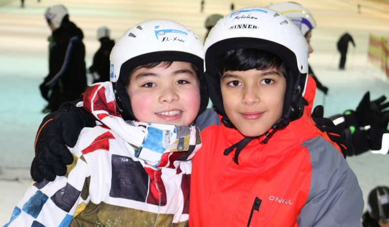 Nil und Metehan machen einen dreitägigen Skikurs. (Foto: dpa)