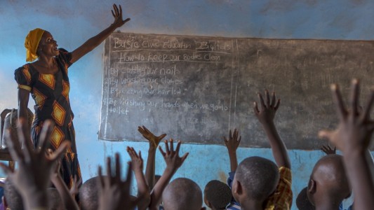 Nigeria können zur Schule gehen.