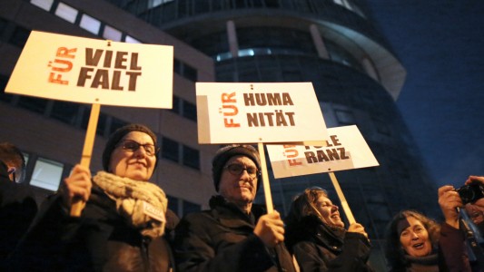 Tausende protestieren gegen Kögida – Der Dom blieb dunkel