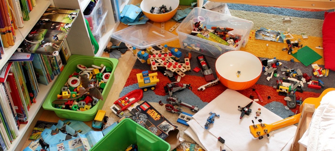 Und falls ihr doch mal keine Lust auf Aufräumen habt: Ein bisschen Chaos ist gut für die Fantasie. Das haben Forscher herausgefunden. Dadurch kommt man manchmal erst auf gute Ideen. Was man aus dem Spielzeug bauen könnte, zum Beispiel. (Foto: dpa)