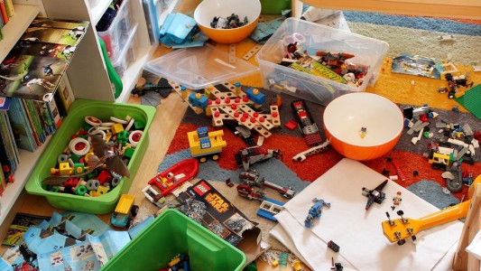 Und falls ihr doch mal keine Lust auf Aufräumen habt: Ein bisschen Chaos ist gut für die Fantasie. Das haben Forscher herausgefunden. Dadurch kommt man manchmal erst auf gute Ideen. Was man aus dem Spielzeug bauen könnte, zum Beispiel. (Foto: dpa)