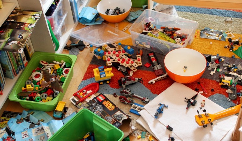 Und falls ihr doch mal keine Lust auf Aufräumen habt: Ein bisschen Chaos ist gut für die Fantasie. Das haben Forscher herausgefunden. Dadurch kommt man manchmal erst auf gute Ideen. Was man aus dem Spielzeug bauen könnte, zum Beispiel. (Foto: dpa)