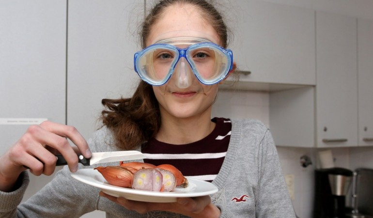 Warum tränen unsere Augen beim Zwiebelschneiden?