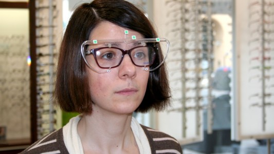 Für die richtige Brille müssen verschiedene Dinge getestet werden. (Foto: dpa)