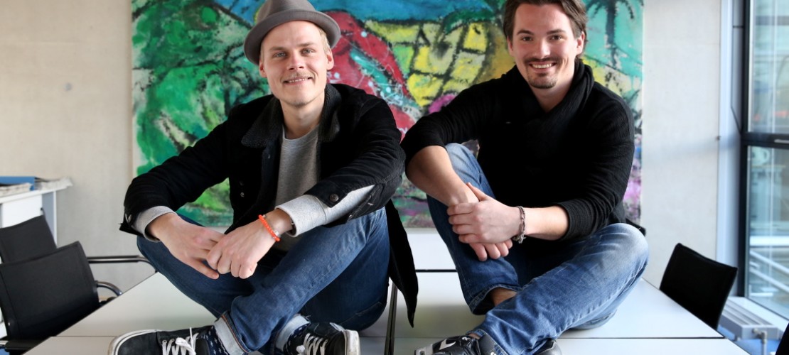 Oliver Niesen (links), Sänger und Gitarrist von Cat Ballou, ist 29 Jahre alt. Dominik Schönenborn spielt Keyboard. Er ist 27 Jahre alt. Für euch erinnern sich die beiden noch einmal an ihre Schulzeit. (Foto: dpa)