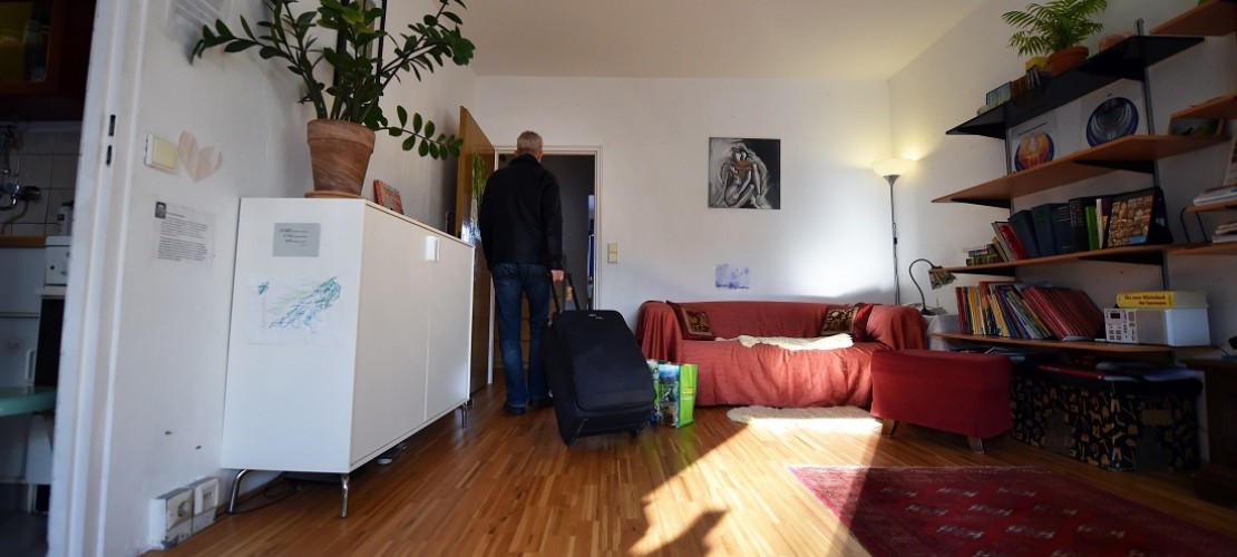Menschen übernachten bei Fremden auf der Couch. (Foto: dpa)